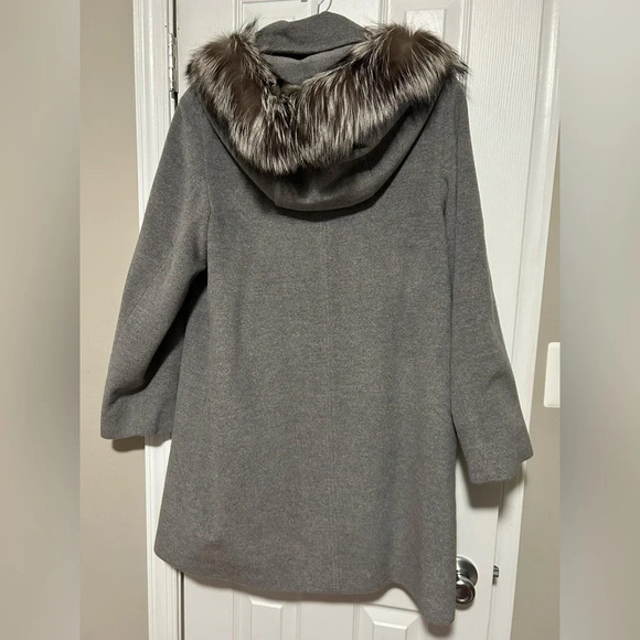 Gently Worn Rizik Bros. Gray Wool and Mohair Blend Coat W/Fox Fur Trim, Size M. - Picture 2 of 4